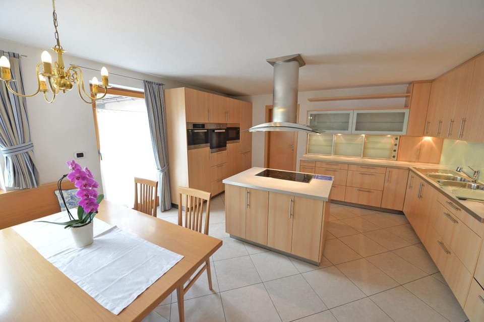Kitchen or kitchenette, Seating area, Dining area