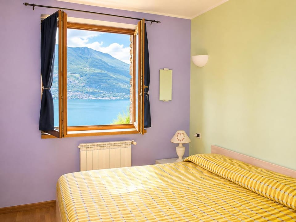 Bedroom, Lake view