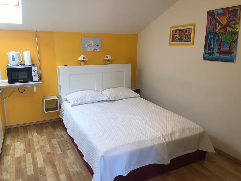 Bed, Kitchen or kitchenette, Bedroom