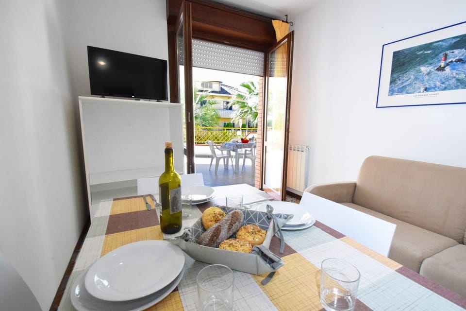 TV and multimedia, Kitchen or kitchenette, Living room, kitchen