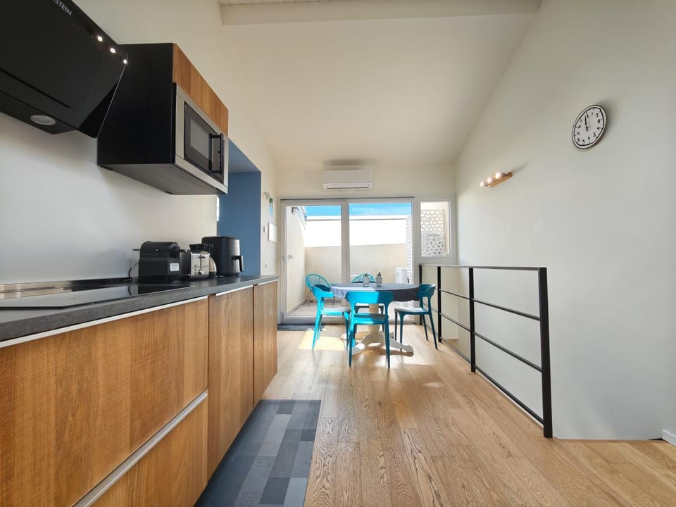 Kitchen or kitchenette, Seating area, Dining area, oven, stove