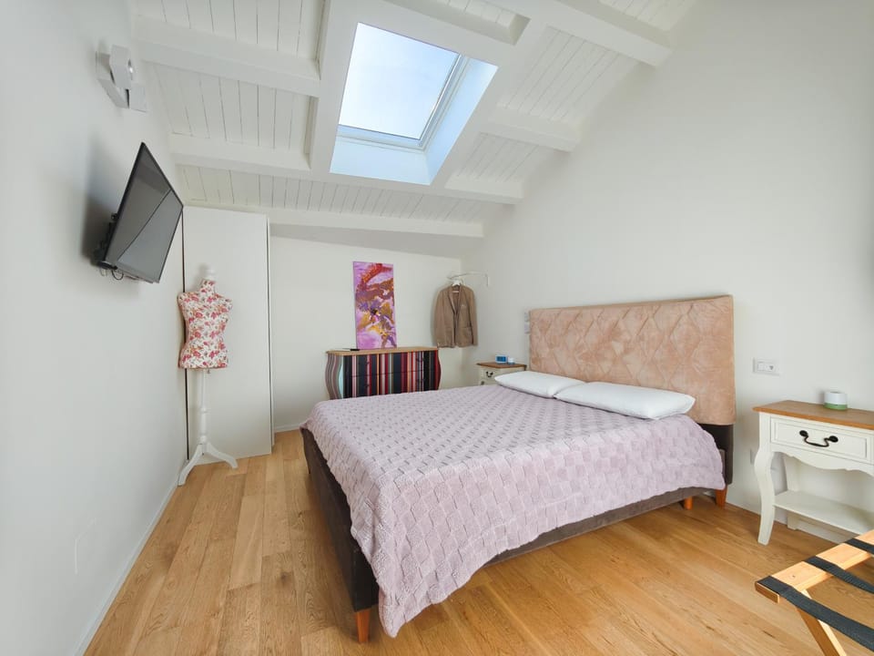 Bed, TV and multimedia, Photo of the whole room, Bedroom