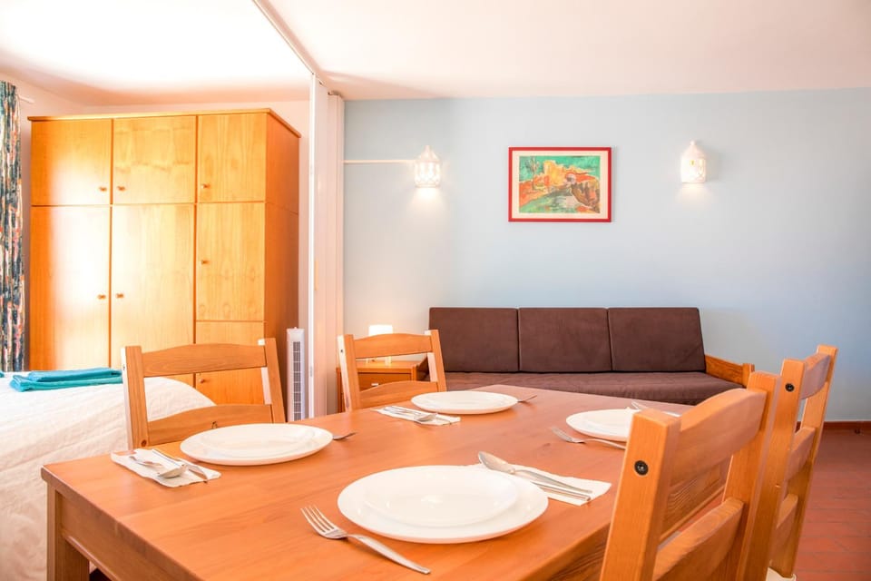 Seating area, Dining area, Bedroom