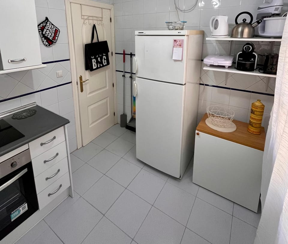 Coffee/tea facilities, Kitchen or kitchenette, microwave, oven, stove, kitchen
