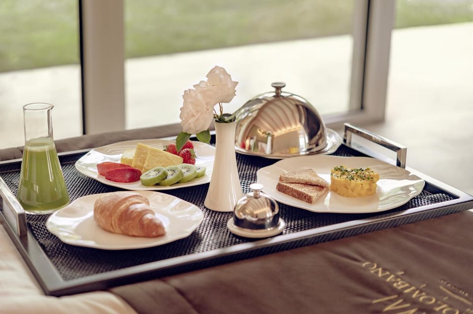 Bedroom, Breakfast