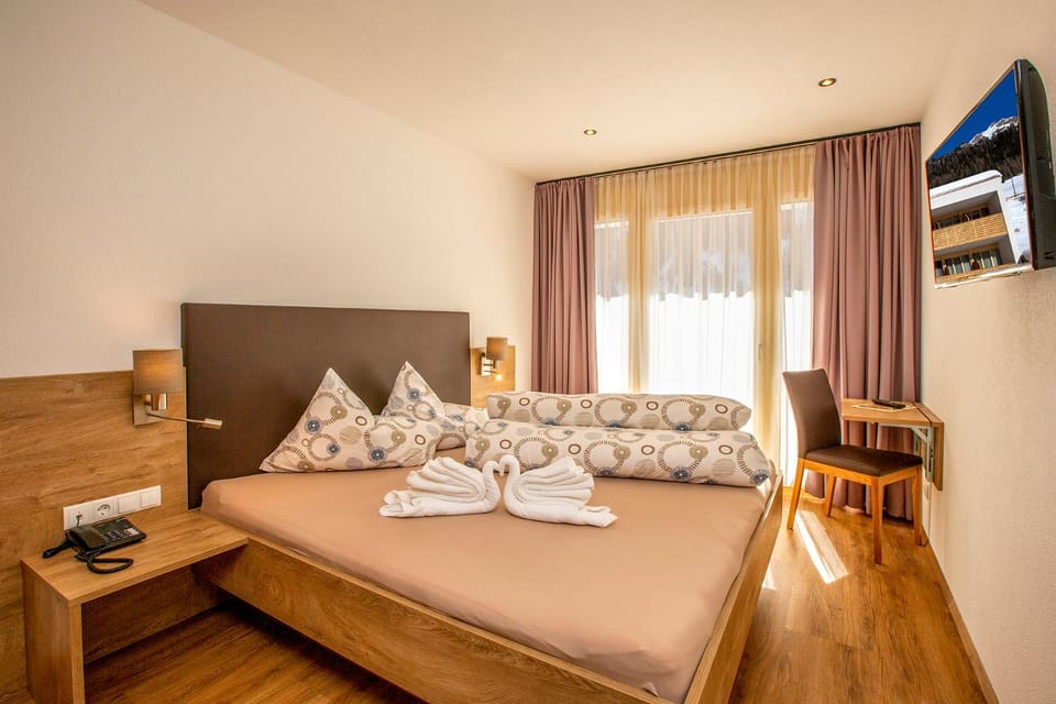 Bed, TV and multimedia, Photo of the whole room, Decorative detail, Bedroom, towels
