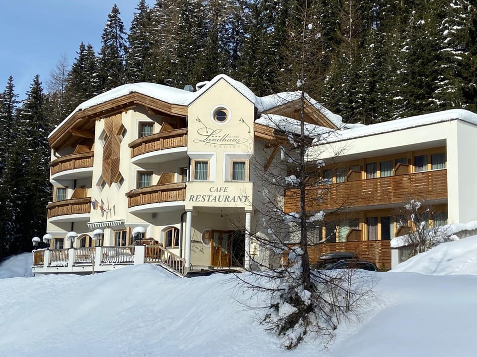 Property building, Day, Natural landscape, pet friendly