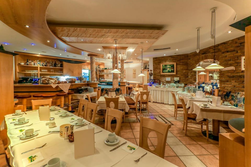 Restaurant/places to eat, Food and drinks, Seating area, Food, Breakfast