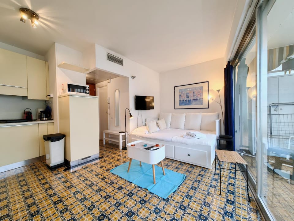 Living room, Photo of the whole room
