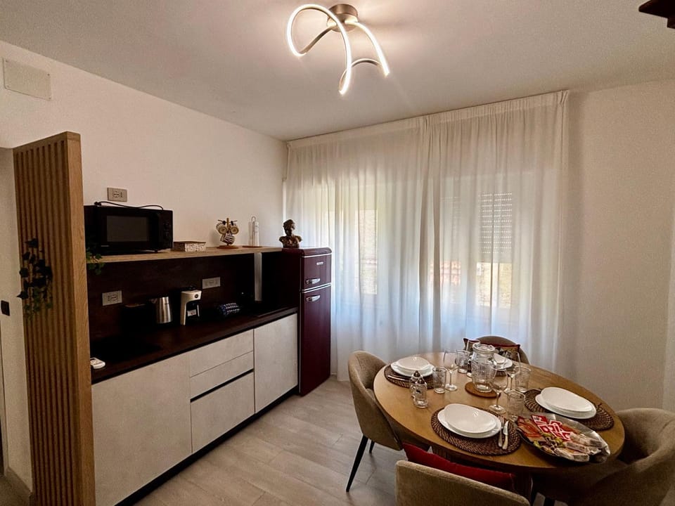 Coffee/tea facilities, Kitchen or kitchenette, Dining area