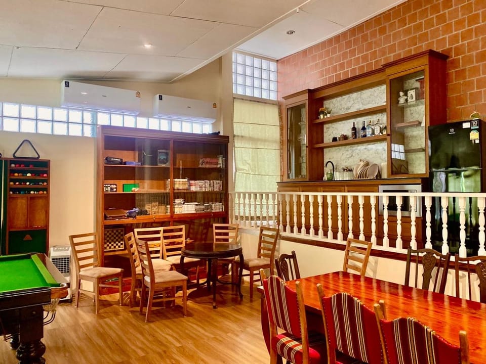 Restaurant/places to eat, Lounge or bar, Banquet/Function facilities