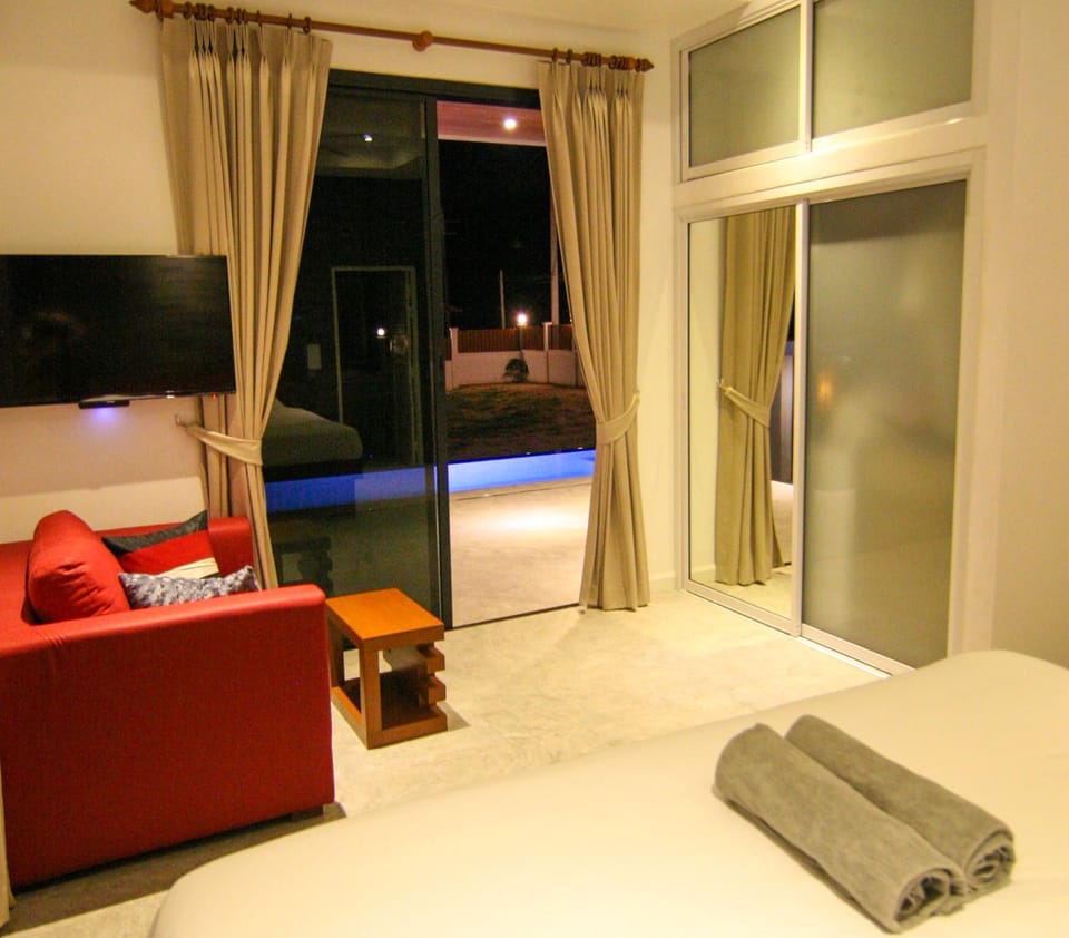 Garden, TV and multimedia, Bedroom, Pool view