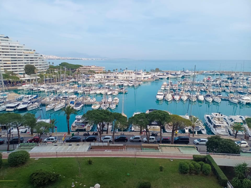 Grand studio vue mer à Marina Baie des Anges Apartment in Villeneuve-Loubet