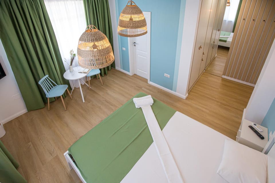Bed, Seating area, Dining area