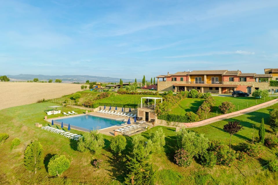 Property building, Spring, Day, Natural landscape, Summer, Autumn, Pool view, Swimming pool, Seasons, Location