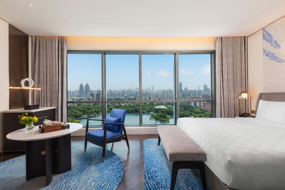 View (from property/room), Seating area, City view, Lake view