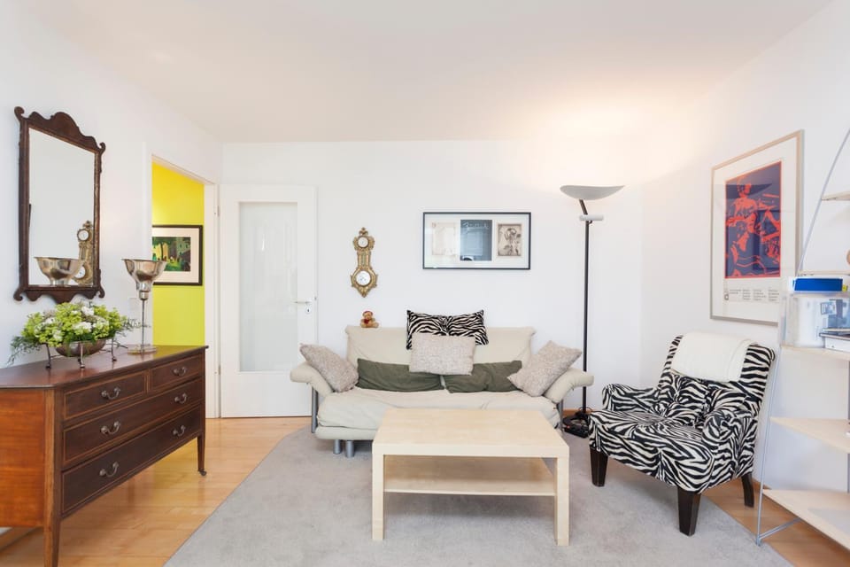 Bed, Living room, Decorative detail, Seating area