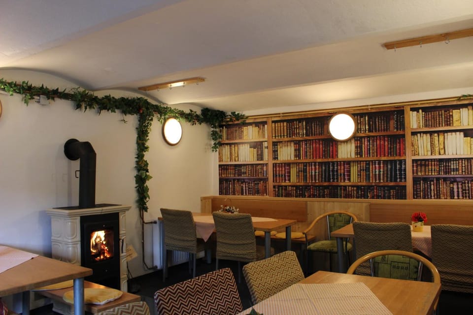 Communal lounge/ TV room