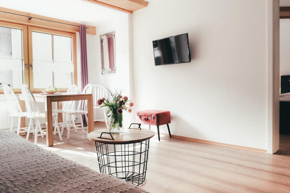 TV and multimedia, Living room, Seating area, Dining area