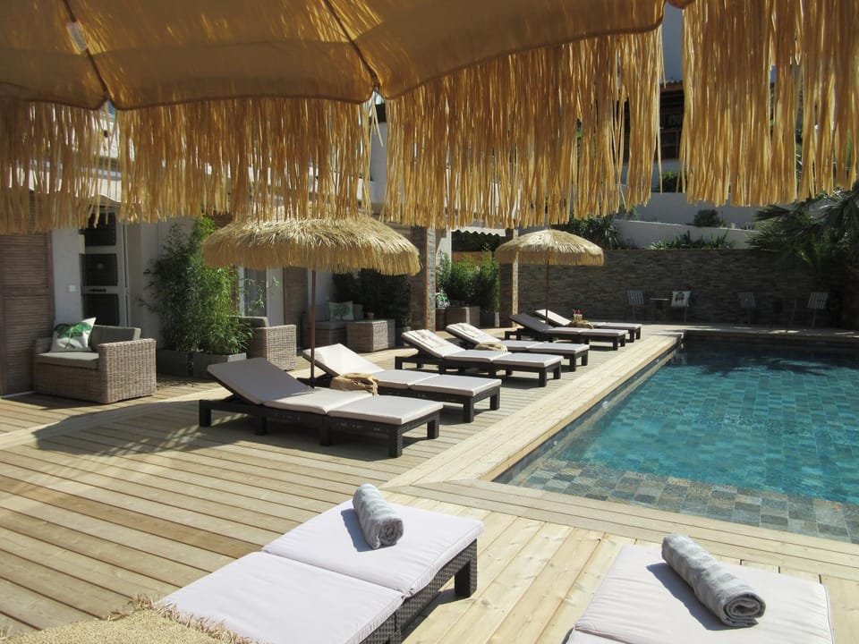 Patio, Swimming pool, sunbed