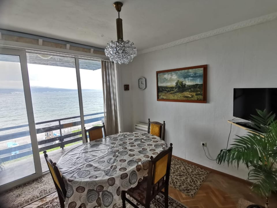 Communal lounge/ TV room, Natural landscape, TV and multimedia, Living room, Seating area, Dining area
