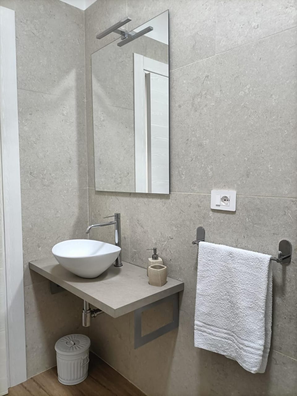 Toilet, Bathroom, towels