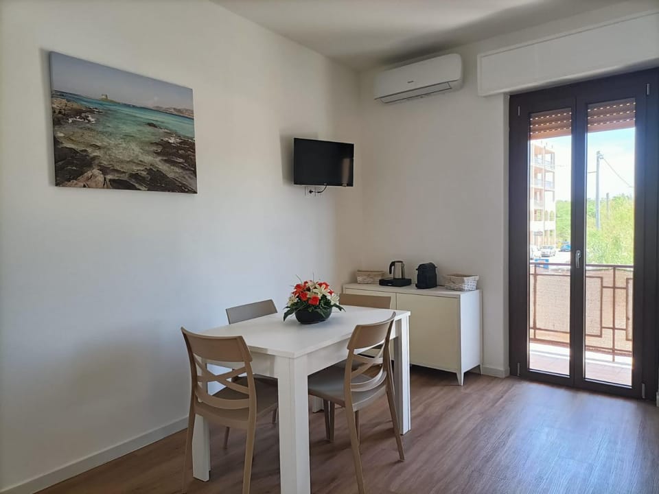 TV and multimedia, Kitchen or kitchenette, Living room, Seating area, Dining area, air conditioner