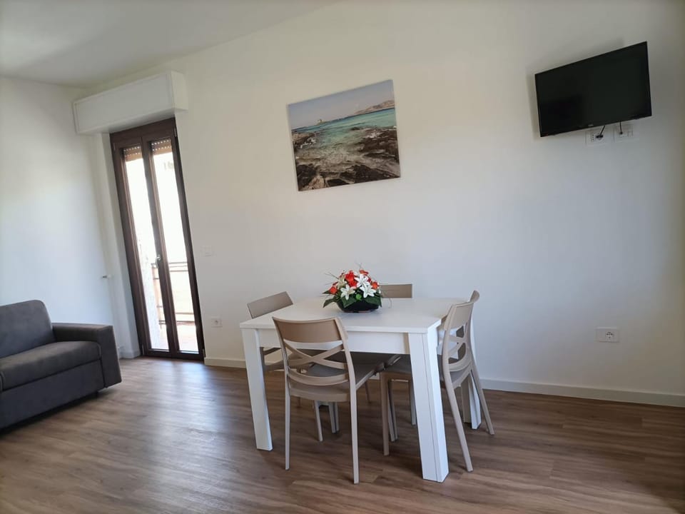 Living room, Seating area, Dining area, Evening entertainment