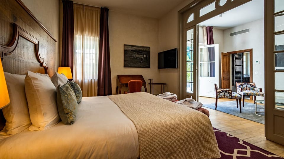Bed, TV and multimedia, Living room, Photo of the whole room, Seating area, Bedroom