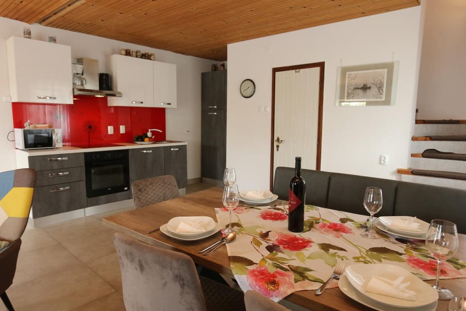 Kitchen or kitchenette, Food and drinks, Seating area, Dining area, Food