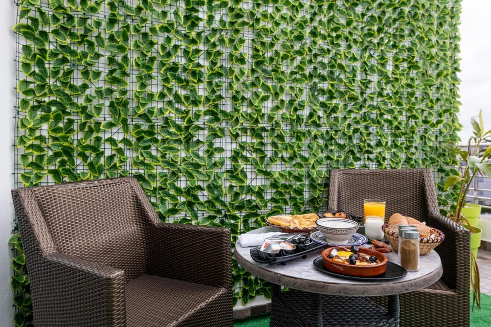 Living room, Food and drinks, Seating area, Dining area, Food, Breakfast, Continental breakfast, Drinks