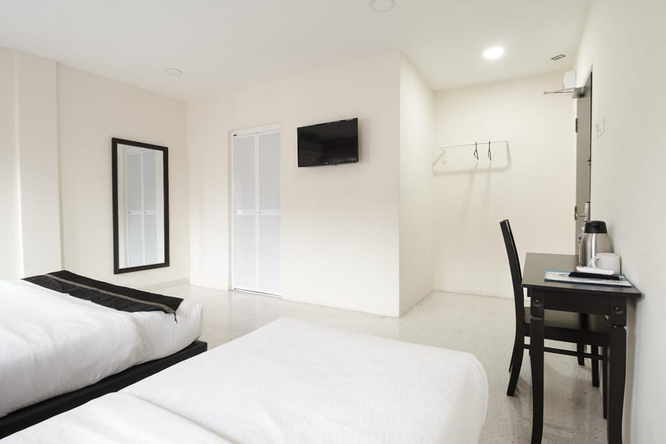 Bed, TV and multimedia, Bedroom