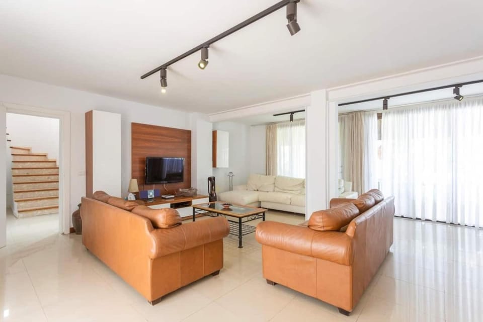 La Quinta Heights -6 bed villa-private pool Villa in Abona