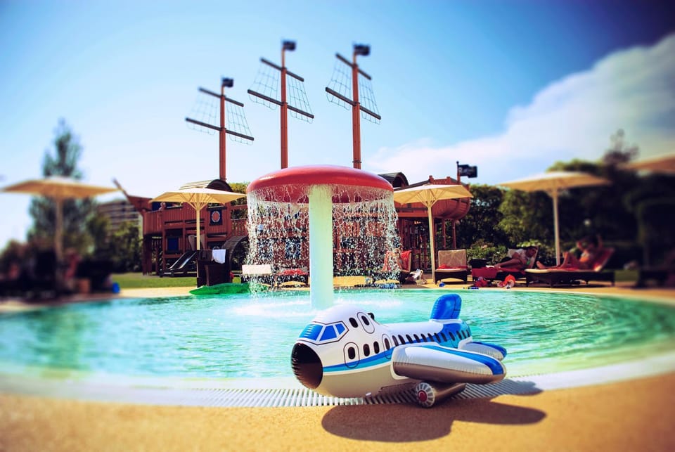 Children play ground, Kids's club, Swimming pool, Swimming pool, young children, Family