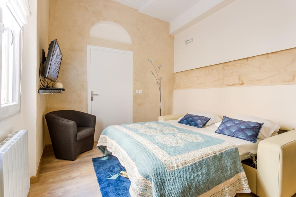 Bed, TV and multimedia, Living room, Photo of the whole room, Seating area, Bedroom