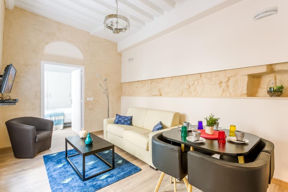 TV and multimedia, Living room, Seating area, Dining area