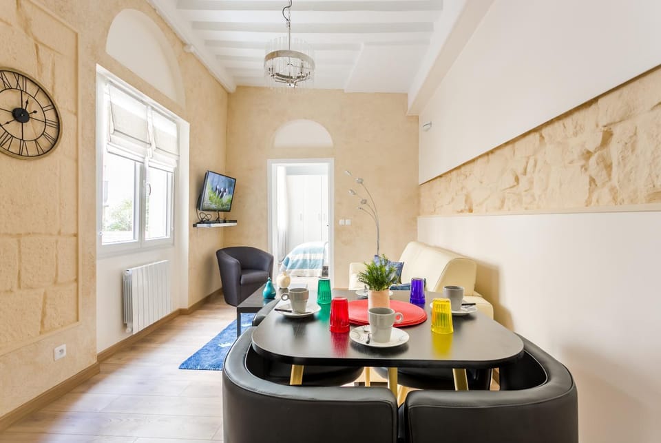 TV and multimedia, Living room, Food and drinks, Seating area, Dining area, Drinks