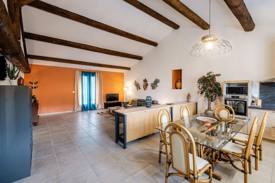 Kitchen or kitchenette, Living room, Dining area
