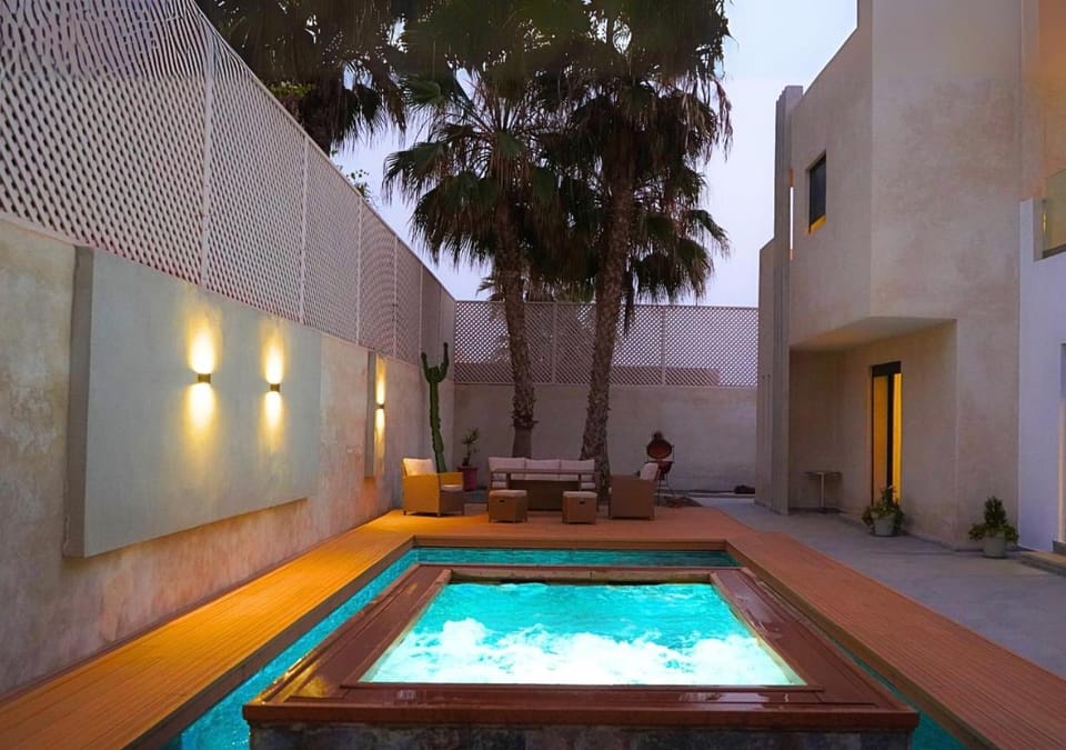 Hot Tub, Swimming pool