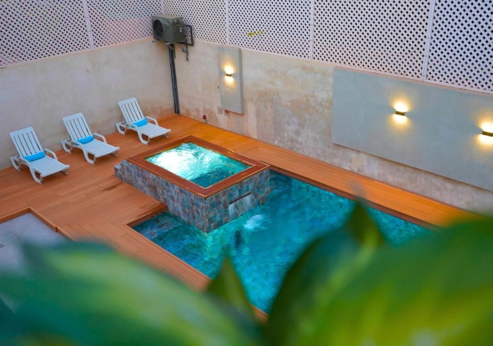 Hot Tub, Swimming pool
