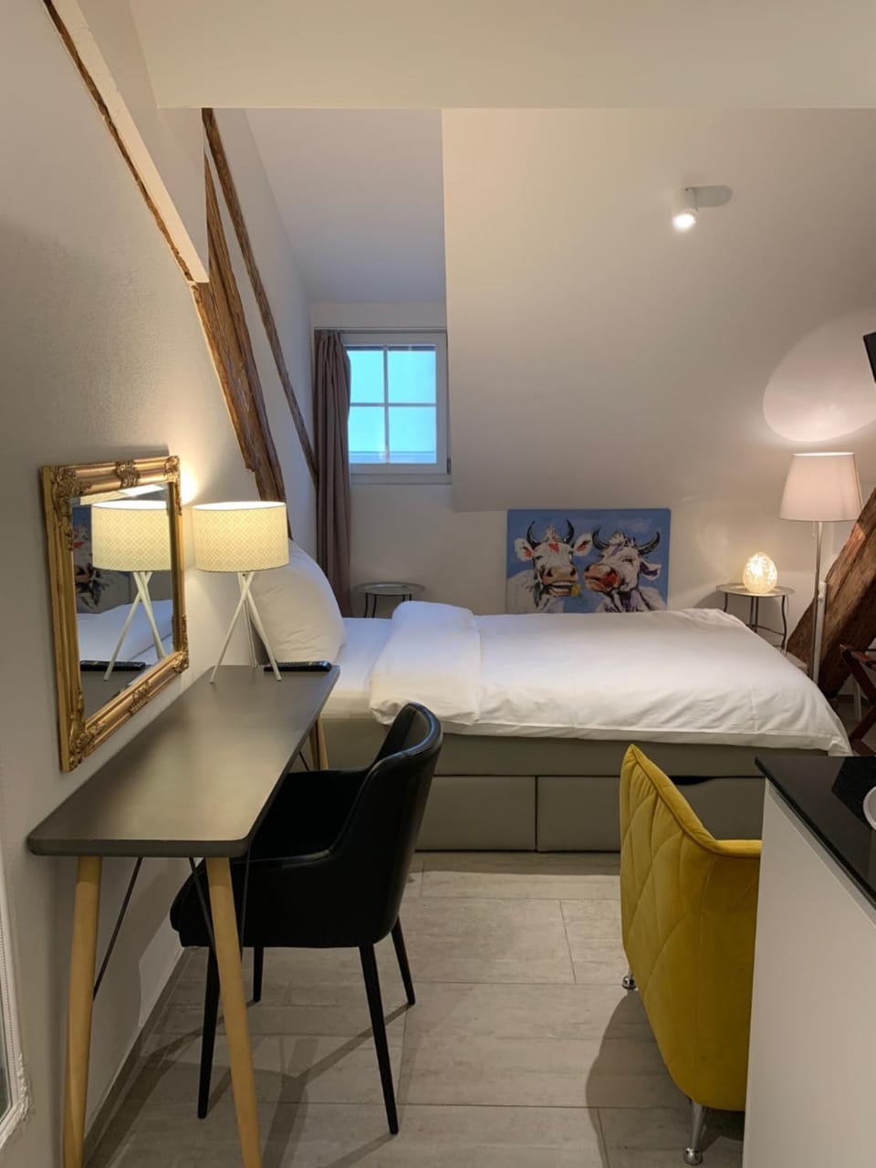 Bed, Living room, Photo of the whole room, Seating area, Dining area, Bedroom