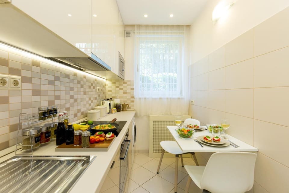 Coffee/tea facilities, Kitchen or kitchenette, Dining area