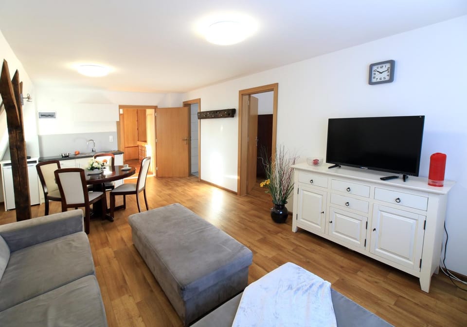 TV and multimedia, Living room, Seating area, Dining area