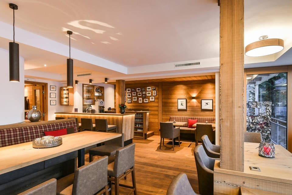 Restaurant/places to eat, Lounge or bar