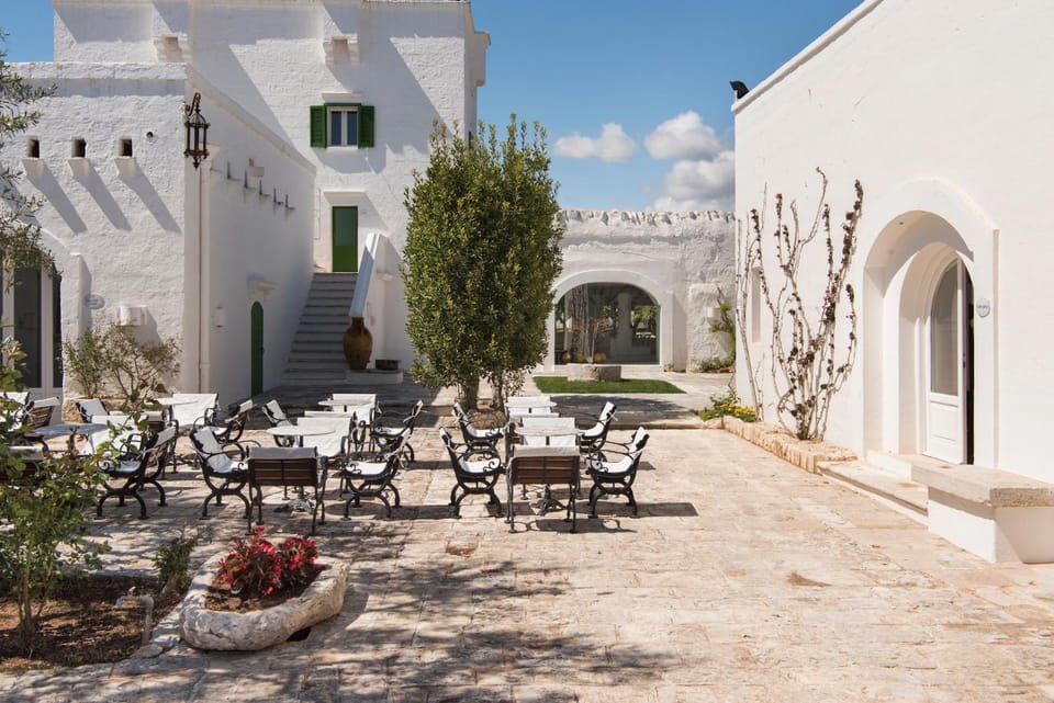 Property building, Patio, Facade/entrance, Dining area
