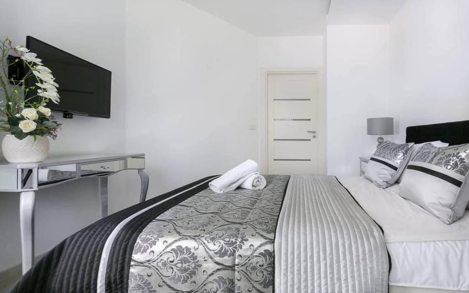 Bed, TV and multimedia, Photo of the whole room, Bedroom, towels