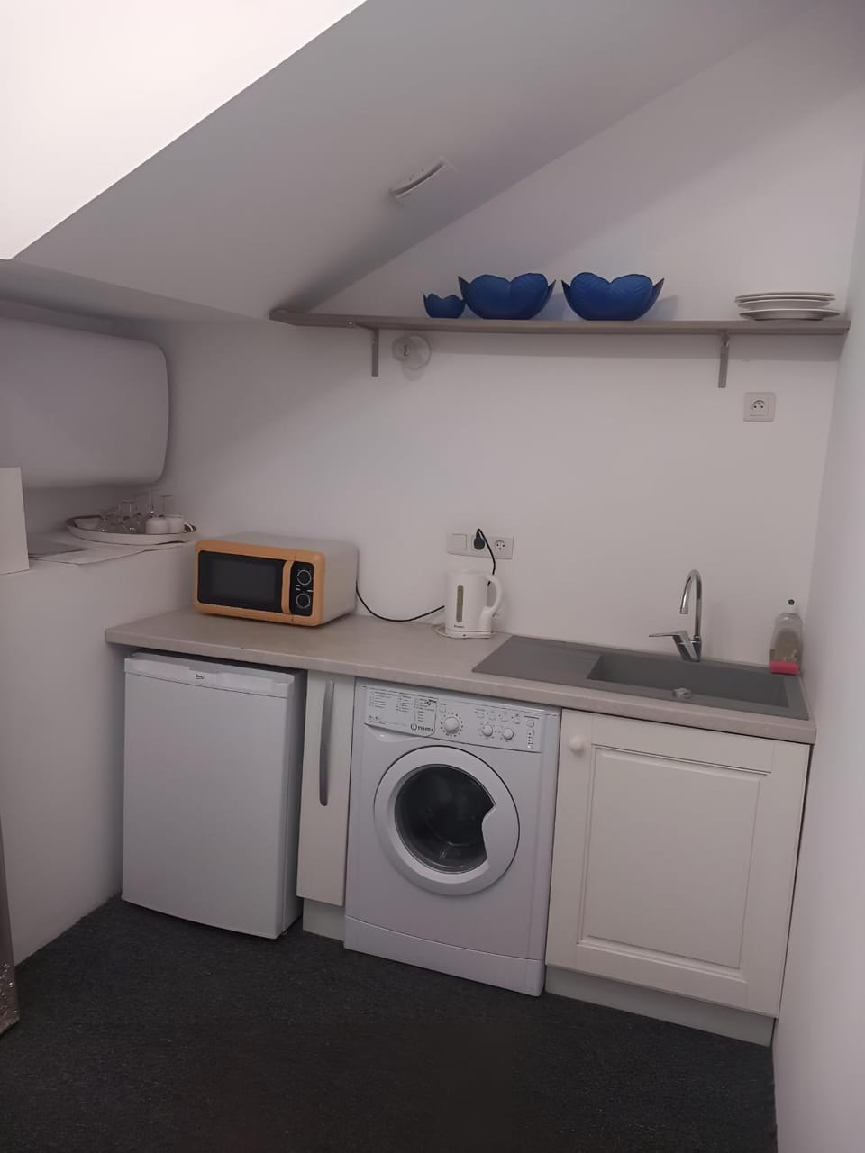 Kitchen or kitchenette, microwave, washing machine
