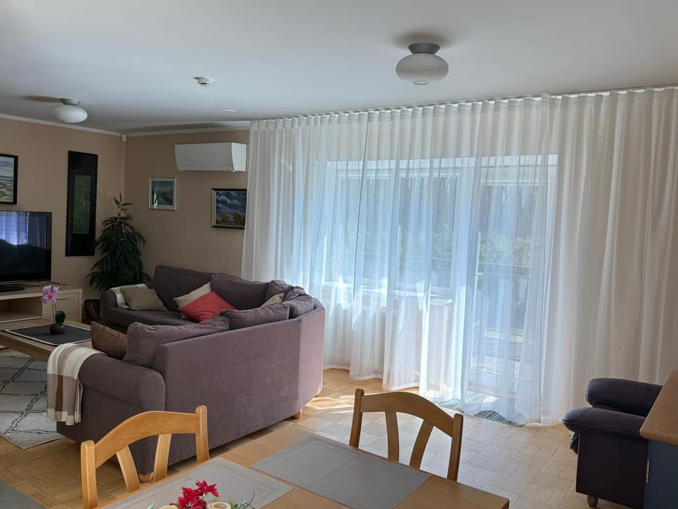 Communal lounge/ TV room, Living room, Evening entertainment