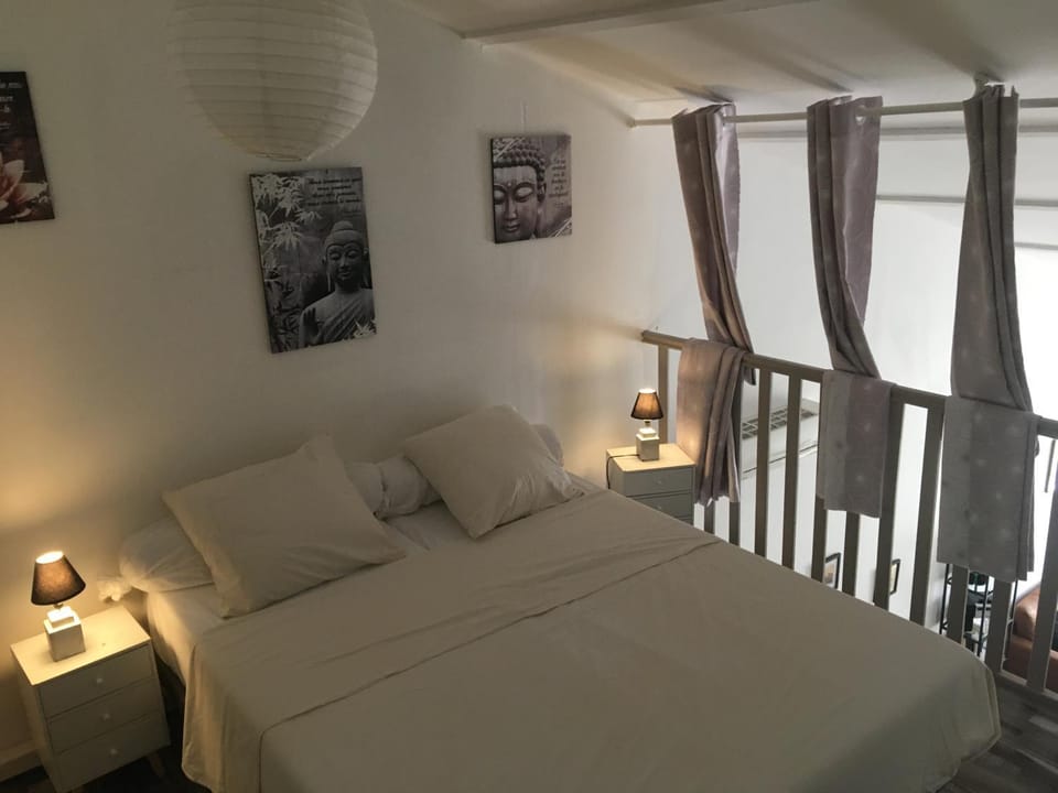 Bed, Photo of the whole room, Bedroom