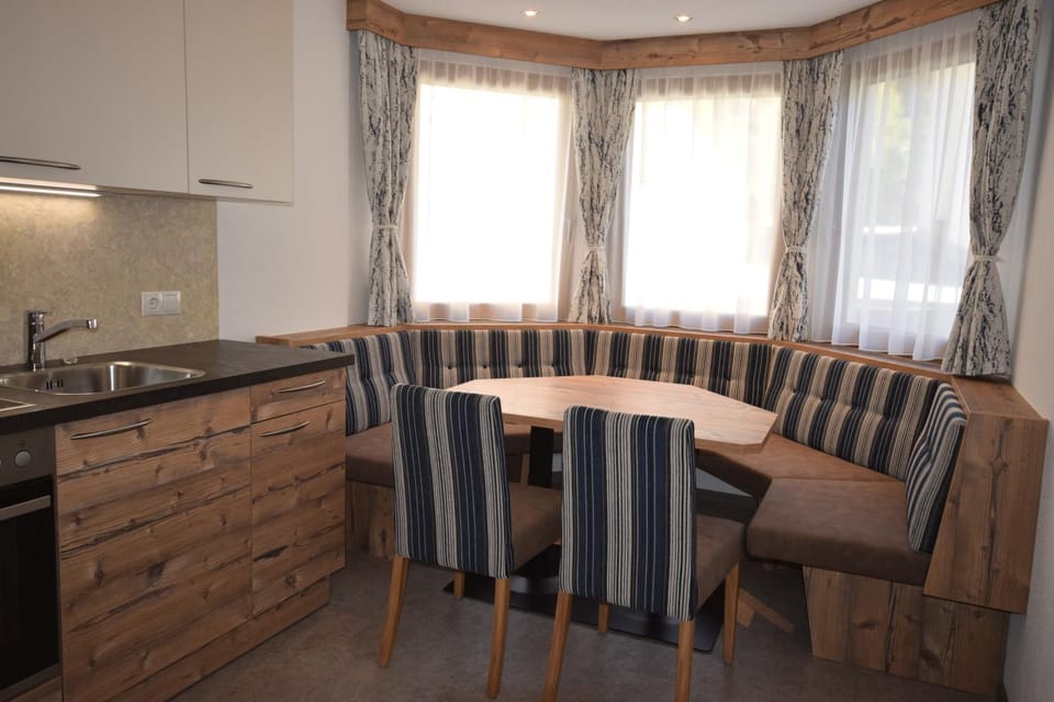 Kitchen or kitchenette, Seating area